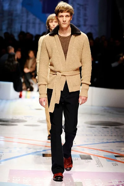 Look 10